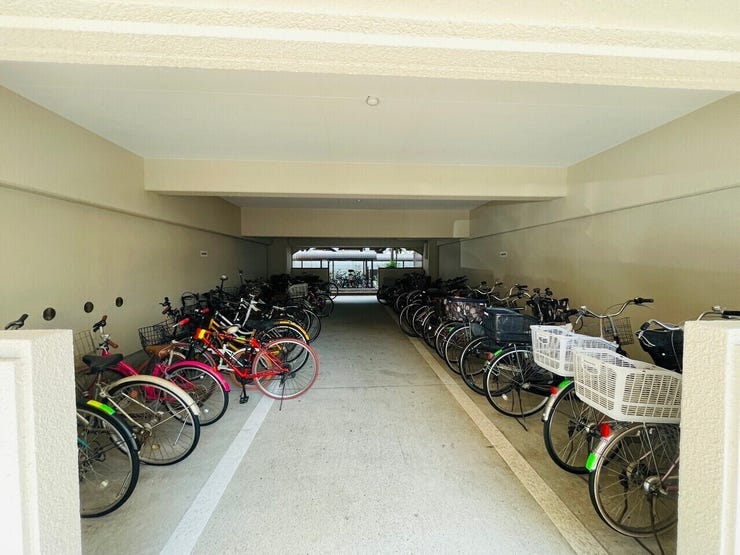 駐輪場には屋根がついているため雨でぬれてしまうことがありません!