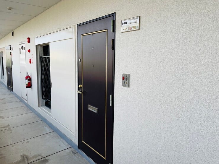 玄関が内に入っているため、雨の日でも濡れずに傘を開閉出来たり、日差しを遮ることで快適な出入りできます!