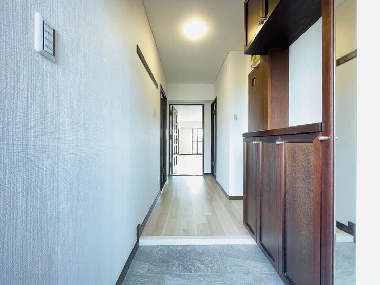 姿見付きのシューズボックスは出かける前に全身を確認できるため、服装や靴のコーディネートを整えるのに便利です。