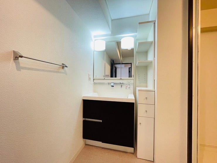 壁付け水栓の洗面台は洗面ボウルを広く使えるため、寝ぐせ直しなどの朝の準備がしやすいです♪