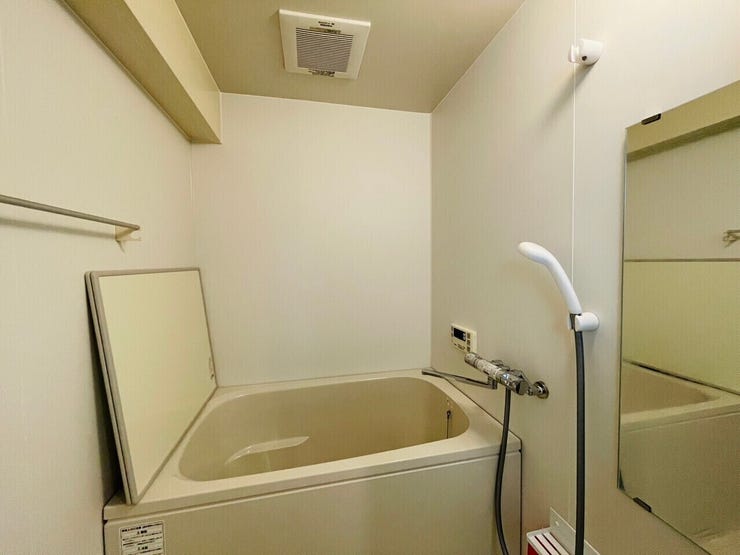 浴室の換気扇は入浴後の湿気を効率的に排出し、カビや悪臭の発生を抑えます。