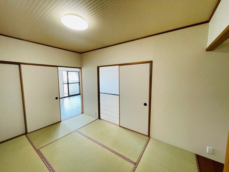 和室は畳の柔らかな感触や木の香りが心地よく、リラックスできる空間を作り出します。