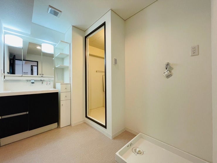 洗濯パンがあり洗濯機からの水漏れや結露による水滴を受け止め、床や建物へのダメージを防ぎます。