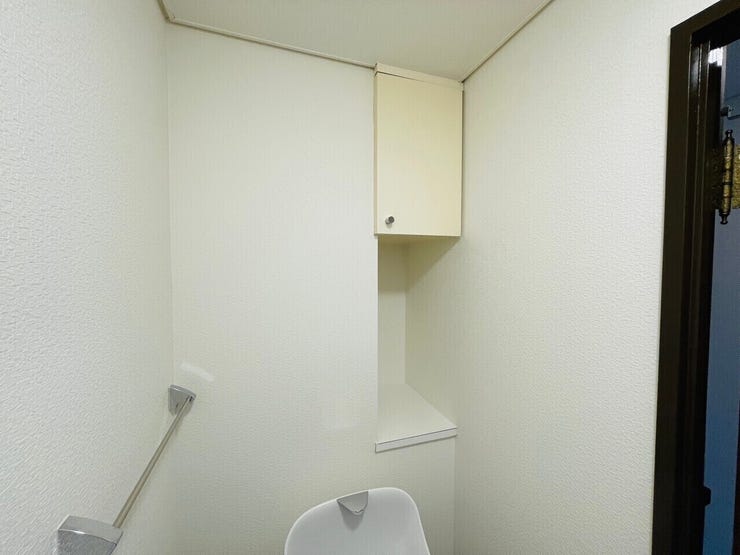 トイレに収納があり、ペーパーや芳香剤などを収納することが出来ます!