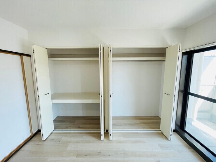 扉付きのクローゼットは中を隠せるため、生活感を抑えた洗練された印象を保ちやすいです。
