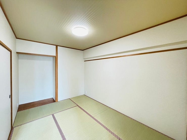 和室の畳や障子は湿気を吸収したり放出したりするため、部屋の湿度を自然に調整してくれます。