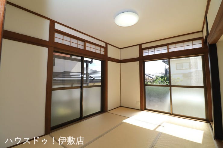 【1F和室】
2方向に掃き出し窓があり、部屋の奥まで明るい和室です