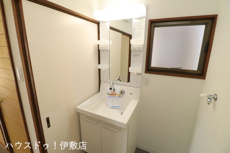 【洗面台】
白く清潔な洗面台は一日のはじまりのスイッチを入れるのにピッタリなスペース。