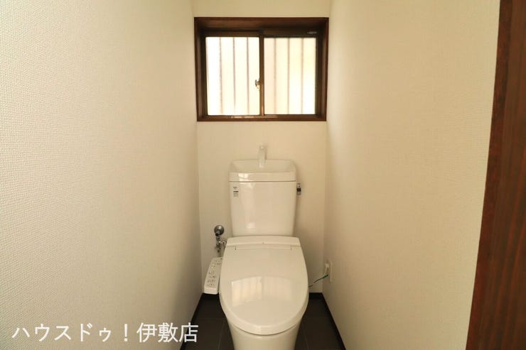 【トイレ】
ウォシュレット付トイレ。新調済みで気持ちがいい空間です