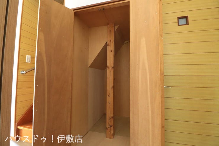 【階段下収納】
扉付きの階段下収納で、生活感を出さずに収納可能です