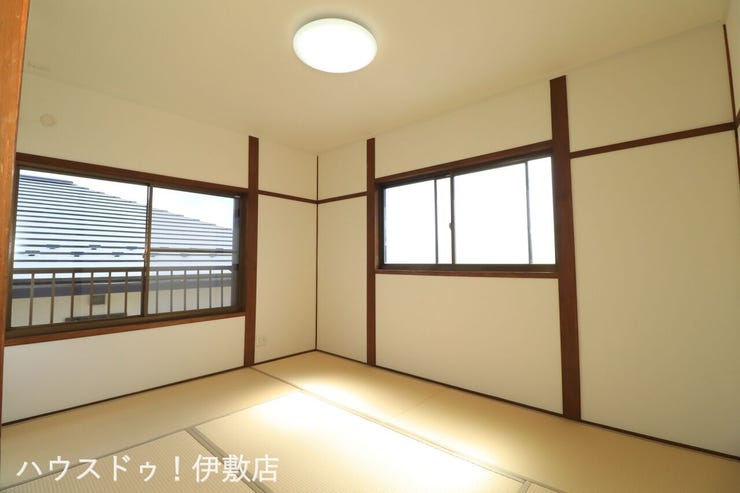 【2F和室】
二面に窓があるため一日中安定した明るさが保てます。腰高窓なので家具の配置もしやすく模様替えも楽しめそうです。