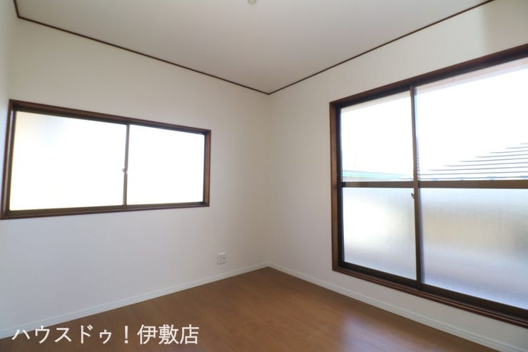 【2F洋室】
白を基調とした室内で清潔感と開放感があります