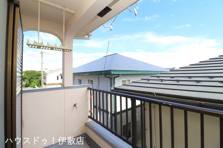 【バルコニー】
水栓や物干し金具付。お掃除も楽々です