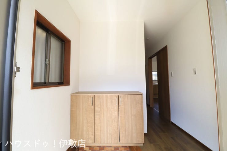 【玄関】
玄関にはシューズボックスを新設。窓付きの玄関で明るいです