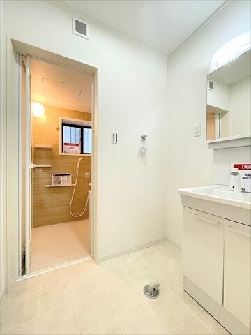 室内洗濯機置き場があるので、
汚れた洋服を洗面台で一度洗ったら
そのまま洗濯機に入れることが出来ます。