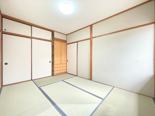 座布団や低いテーブル、インテリア用品を和紙などを使ったものにすると、
より一層「和」を感じることができます。