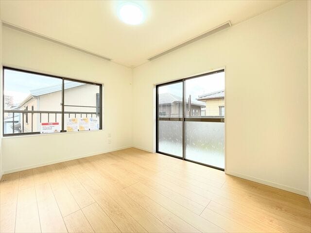 明るさを期待できる二面採光。
また通風も期待できるので、一年を通して過ごしやすい室内です。