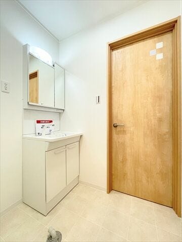 洗面台の鏡裏は収納スペースになっています。
隠す収納でスッキリ周辺を片付けることが出来ます。
小さめのドライヤーならすっぽり収まります。