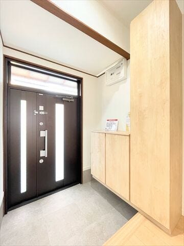 玄関には収納棚が設置されています。
家族全員分の靴など片付けておけるので
スッキリとした空間を保てます◎