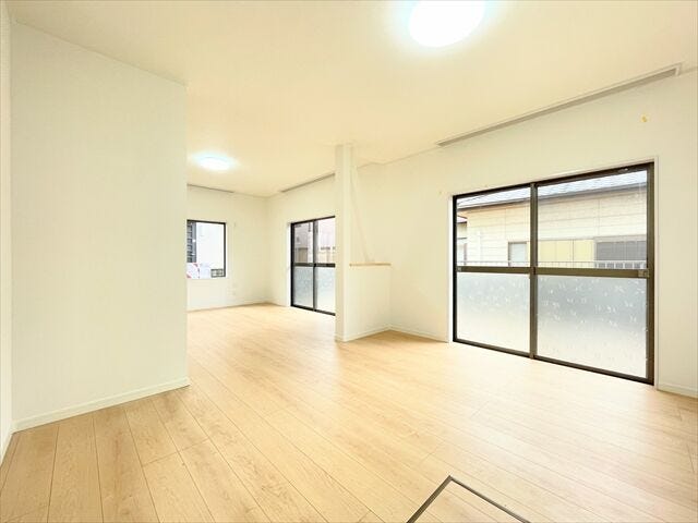 ワイドな窓からの採光が気持ち良いリビング空間◎