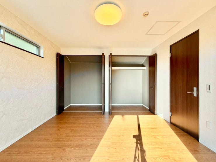 〈8.0帖〉
2つある収納は用途に応じて使い分けても良さそうです!