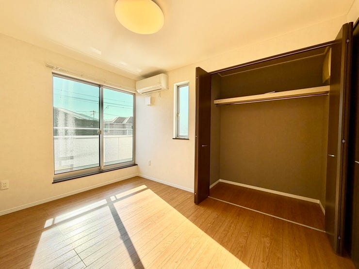 〈6.0帖〉
ハンガーパイプ付きの収納は、「たたまない収納」を実践し、効率よく衣類を収納することができます♪