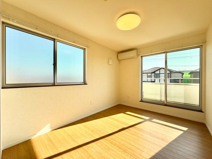 〈6.2帖〉
2面採光の明るい洋室で気持ちもぽかぽか♪