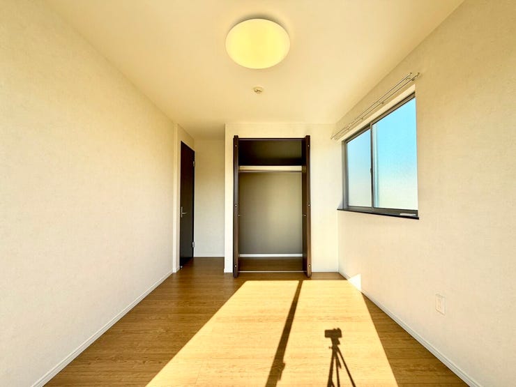 〈6.2帖〉
落ち着いた色合いのフローリングが気持ちに安らぎを与えます♪