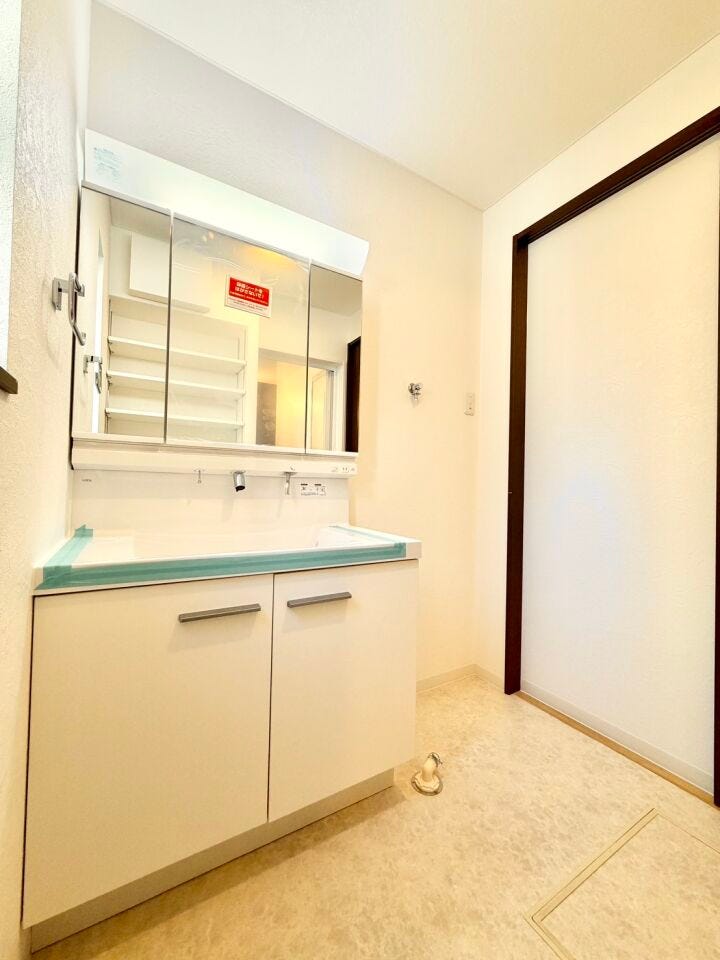 三面鏡付き洗面台は、2人並んで身支度も可能です♪