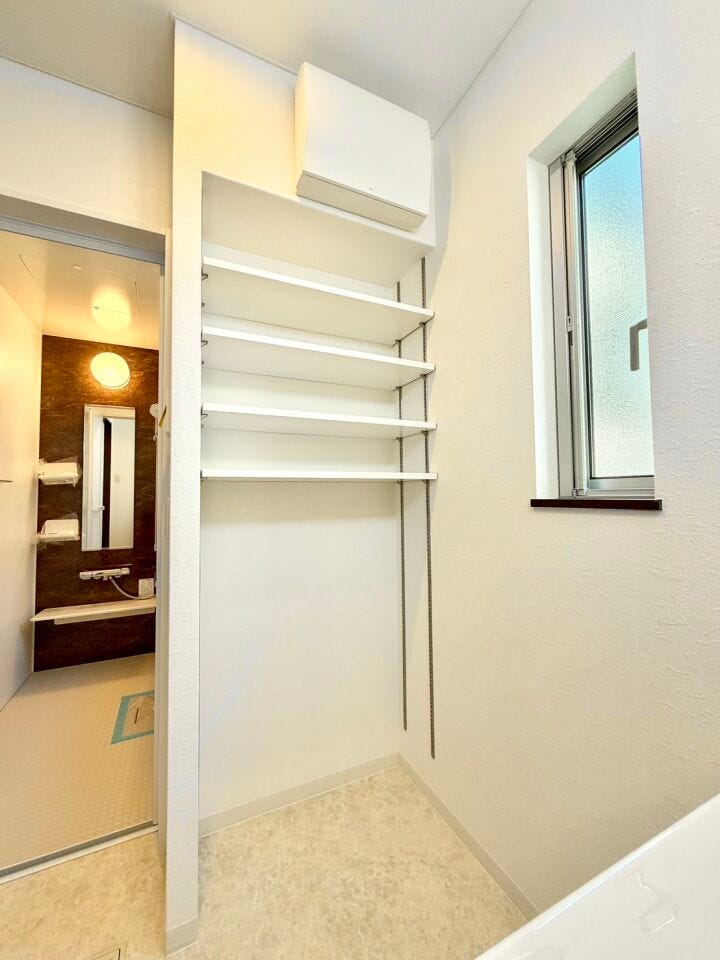 洗面台横にランドリーコーナー!着替えやタオルのストックを置いても余裕のスペース