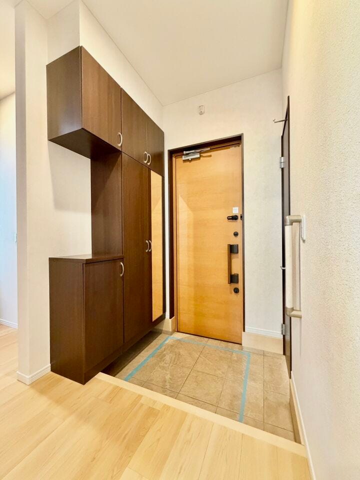 広々スッキリとしたおしゃれな玄関です♪
写真からはわかりにくいですが、玄関⇔土間収納⇔納戸⇔廊下からの出入りも可能です♪