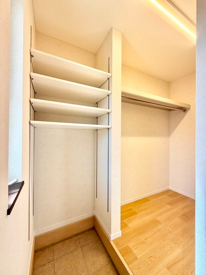 外出時のコートなどをしまうのに最適です♪