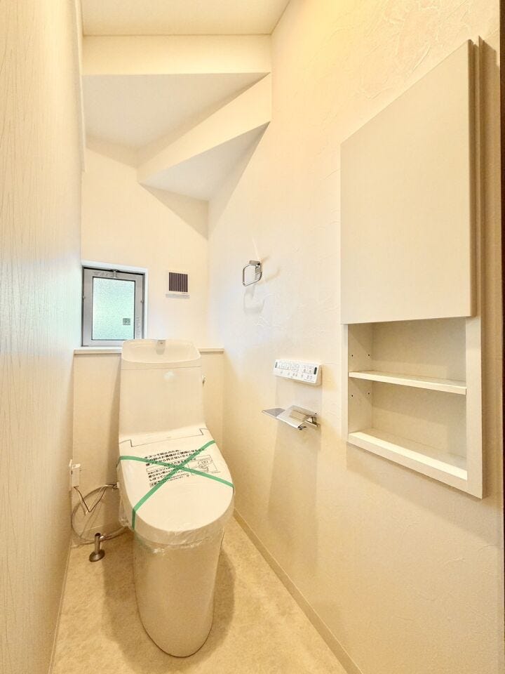 〈1階トイレ〉お手入れしやすい温水洗浄便座で、毎日快適♪スッキリ片付く収納付き♪