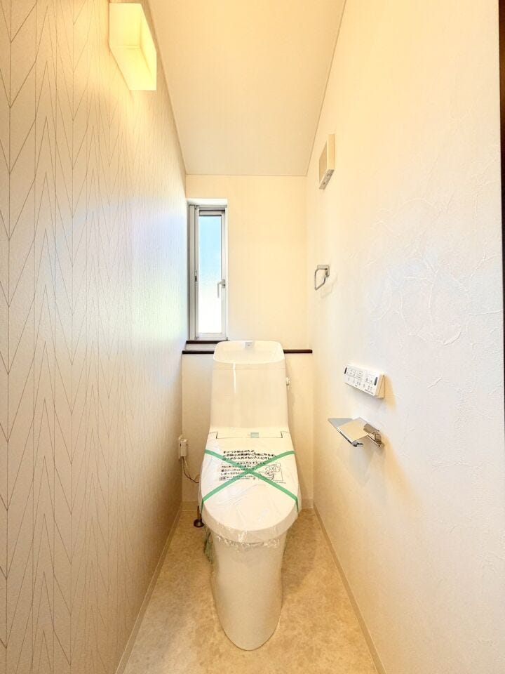 〈2階トイレ〉お手入れしやすい温水洗浄便座で、毎日快適♪