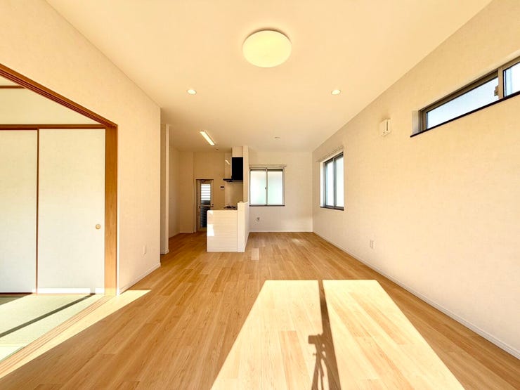 18帖のリビングと隣接する5帖の和室の扉を開放すれば計23帖のおもてなしスペースに♪