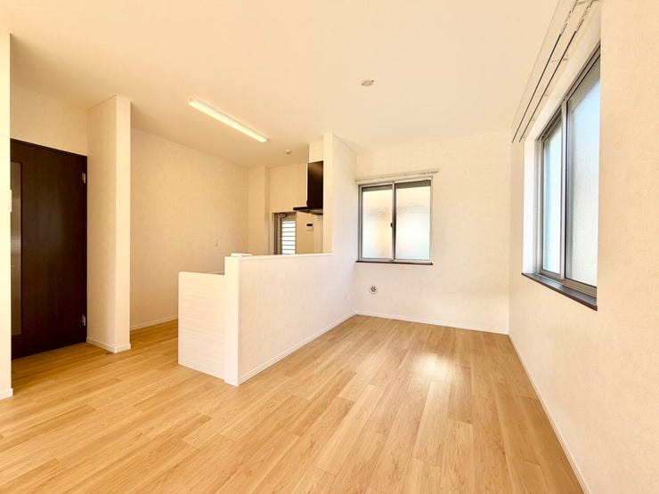 どこにいても光を取り込めるように、窓を多めに配置しました♪