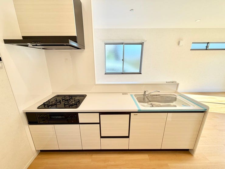 ワークトップは白を基調とした清潔感あふれるキッチンです♪