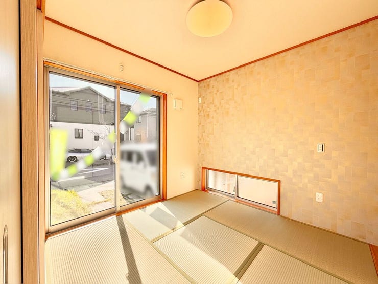 〈5.0帖〉
光を柔らかく取り入れたり、換気や空気循環を促したりといった目的で使われることが多い地窓はもちろん防犯ガラス♪
箒で外にゴミを出すのにも便利♪