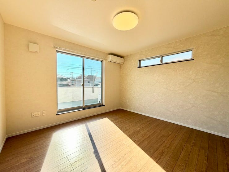 〈8.0帖〉
バルコニーに面した明るい洋室が気分をリラックスさせます