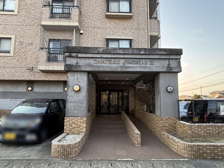 ■重厚感のあるエントランス。オートロックつきなので、防犯面も安心です!