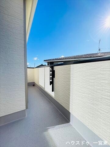 日差しがたっぷりと降り注ぐ南側バルコニー。低い位置に物干し竿を掛けられるので、洗濯物も干しやすいですね。