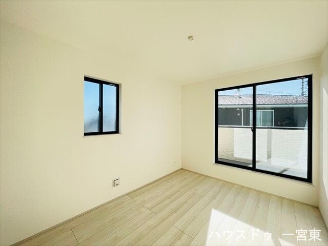 【6帖東】
南・東の2面採光で風通しも良く、南側はバルコニーに繋がっています。寝室や書斎などとしてもご利用いただけます。