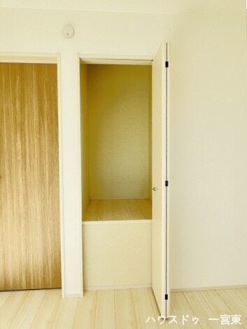 【6帖東洋室】
日用品や衣類、小物などを収納できますね。床から上がっているので、下に置いた物もかがまずに取り出すことができます。