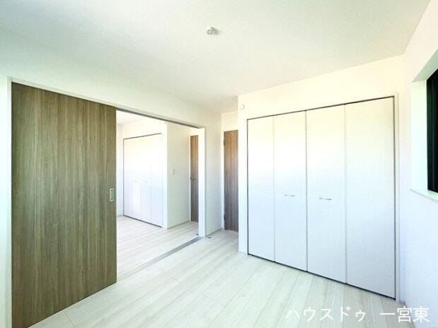 【5.2帖東】
北向きですが2面採光で採光を確保。お子さまのお部屋や寝室、来客部屋としてもご利用いただけます♪