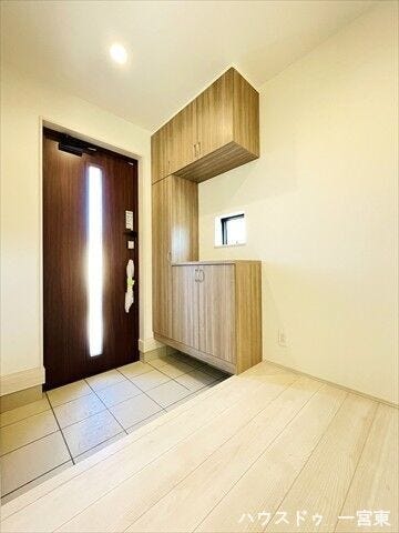 玄関収納には小物を飾るスペースがあるので、季節ごとに変えたりするのも楽しいですね。小窓やドアガラスから自然光が入り、日中は電器を点ける必要がなさそうです。