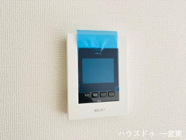 【モニター付きインターホン】
訪問者の顔が見えて安心ですね。玄関先まで行かずにこちらから対応できます。