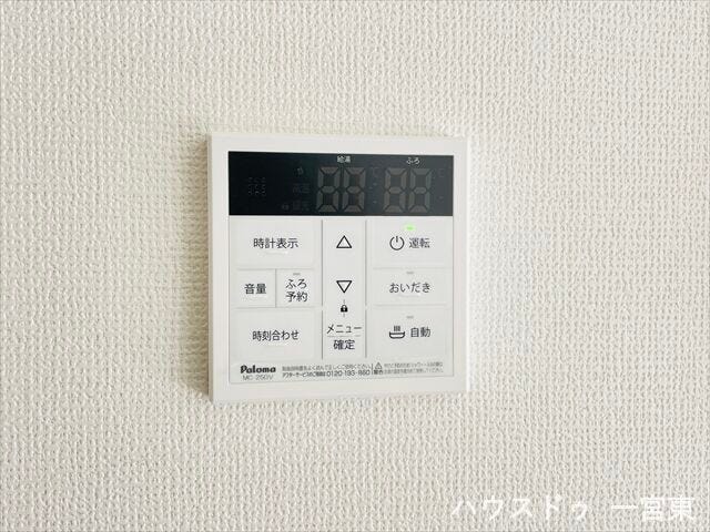 【給湯パネル】
ご家族で入浴する時間帯がズレても、追い焚きで温かいお湯に浸かれます。