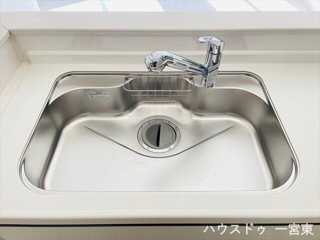 【シンク】
ステンレス製で熱に強くお手入れのしやすいシンク。お鍋やフライパンなども洗いやすそうな広さです!