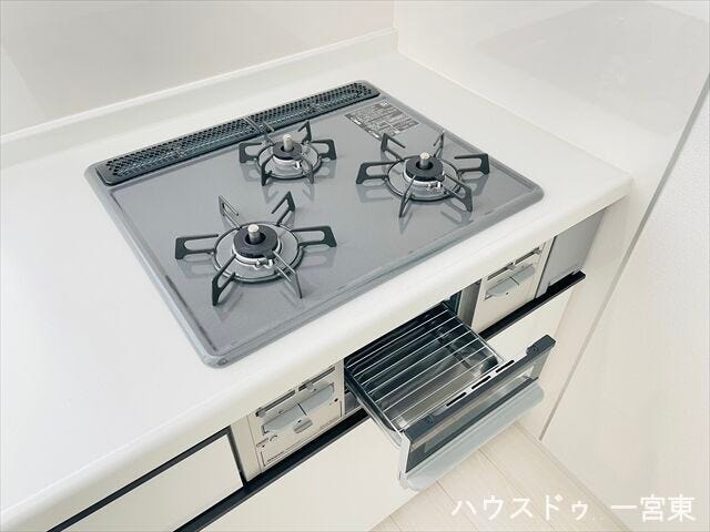 【コンロ】
3口あり、同時にお鍋2つとフライパンなどを火にかけられるので忙しい時も時短になりますね。
