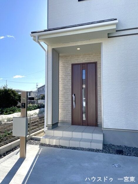 軒がしっかりとあるので雨の日でも濡れずに傘をさせます。ポストはインターホンと一体型でスタイリッシュなデザインです。